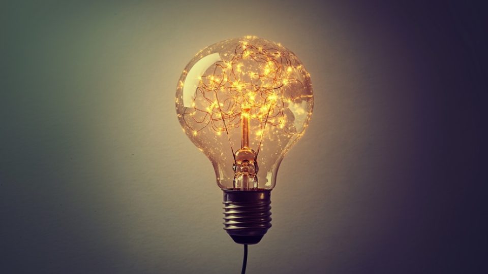 Un cerveau en forme d'ampoule électrique plein d'idées